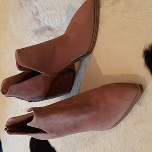 Vince Camuto bootie 91/2 TAUPE